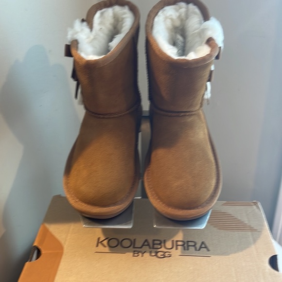 Koolaburra by UGG Child Victoria Short Fashion Warm And Cozy Boot PRICE IS FIRM - Picture 3 of 7